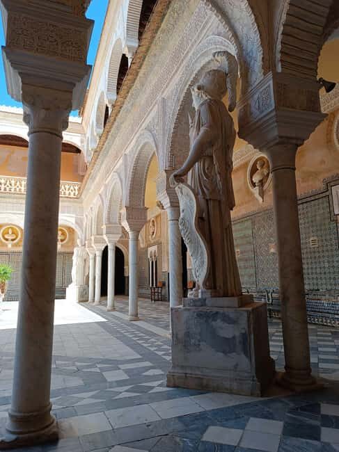 Seville: Guided visit of the Casa de Pilatos with entrance tickets - Tilework, portraits, and courtyard atmosphere