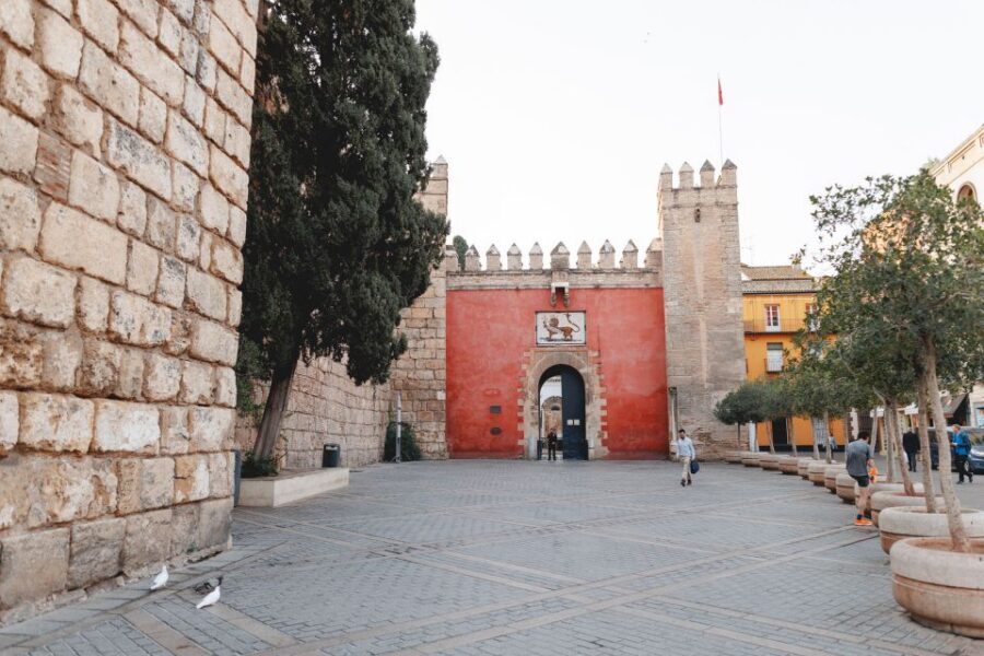 Seville: Guided Walking Tour with Alcazar & Cathedral Access - Real Alcázar VIP entry: Moorish rooms, gardens, and Game of Thrones context