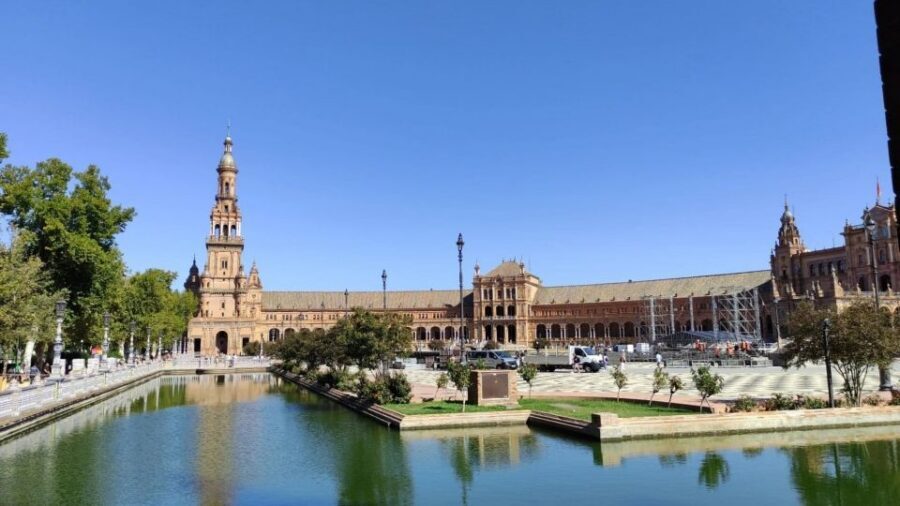 Seville: Guided Walking Tour with Optional Breakfast - General Archive of the Indies, Puerta de Jerez, and the old-city trade story