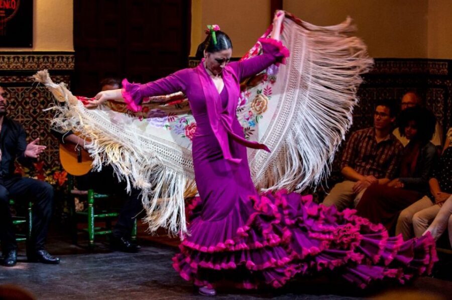 Seville: Half-Day Flamenco & Tapas Night - Triana by foot: where the evening really starts