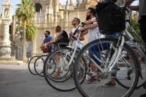 Seville Highlights Bike Tour (English) - Your first big stops: Catedral de Sevilla and the Giralda story