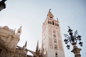 Seville Jewish Quarter walking tour: Santa Cruz District - Starting at Plaza del Triunfo: the easiest way to meet your guide