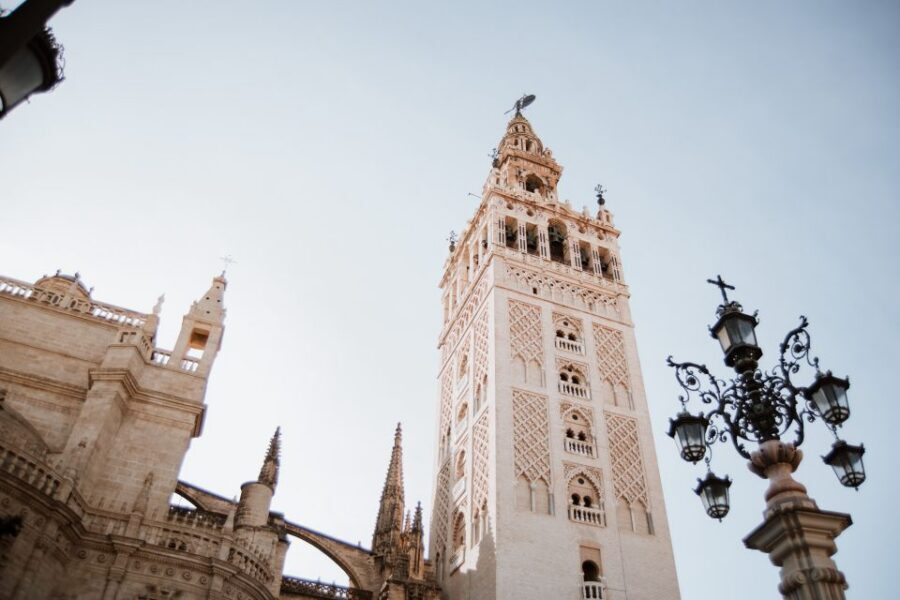 Seville Jewish Quarter walking tour: Santa Cruz District - Starting at Plaza del Triunfo: the easiest way to meet your guide