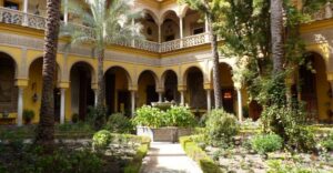 Seville: Palacio de Las Dueñas Entry Ticket and Guided Tour - Where the tour starts (and how to get the most from the first 10 minutes)
