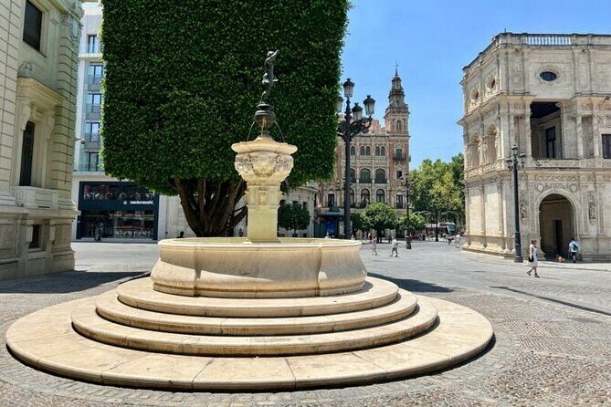 Seville Private Tour with Alcazar, Cathedral, Casa de Pilatos - Seville Cathedral and Giralda: Scale, Chapels, and the Columbus Connection
