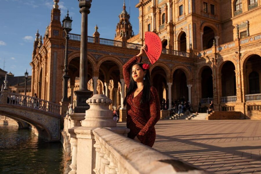 Seville: Professional Photoshoot at Plaza de España - Plaza de América (VIP): Extra Frames for Architecture and More Choice