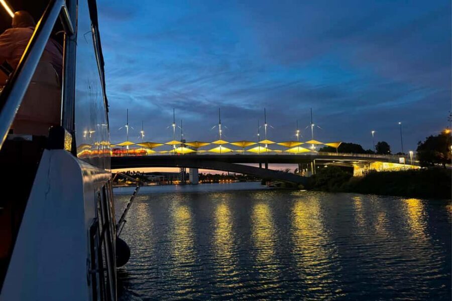 Seville: Restaurant boat ride on the Guadalquivir River with lunch/dinner - Small practical notes that can save your evening