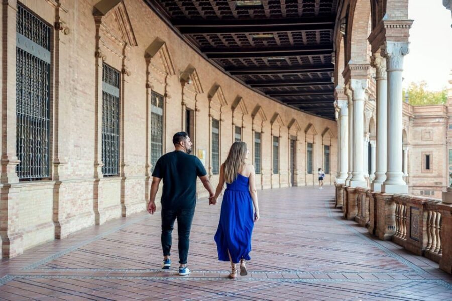 Seville: Romantic photoshoot for Couples - Poses and angles: the real skill behind the flattering photos
