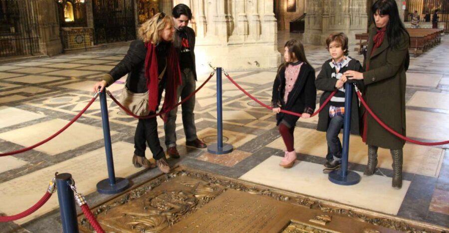 Seville: Royal Alcazar, Cathedral and Giralda Tower Tour - Royal Alcázar, Cathedral, and Giralda: why this trio works