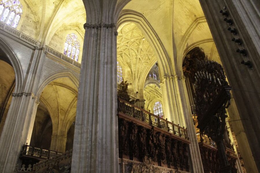 Seville: Royal Alcazar, Cathedral and Giralda Tower Tour - Meeting up, ID rules, and the shoulder-covering requirement