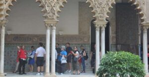 Seville: Royal Alcazar of Seville Tour - Meeting at Plaza Virgen de los Reyes: don’t let the start slip