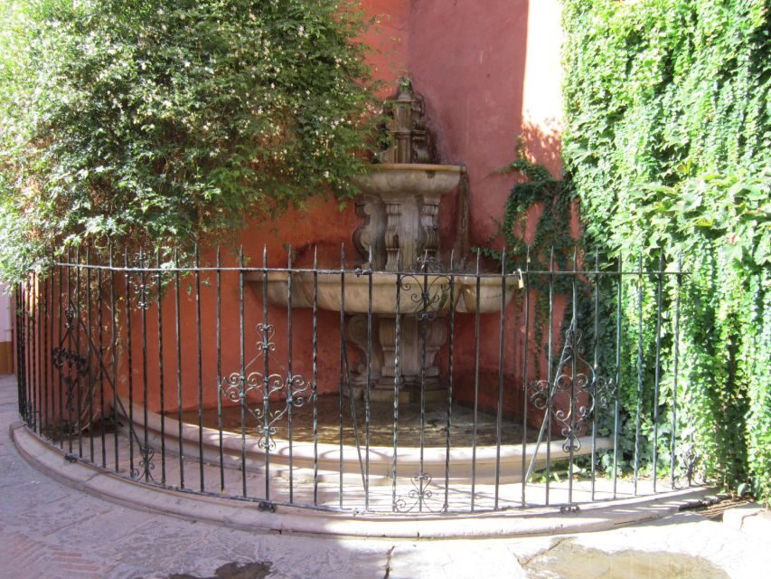 Seville: Santa Cruz Old Jewish Quarter Walking Tour - Santa Cruz and the Old Jewish Quarter: why these lanes feel like a story