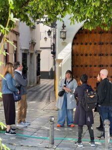 Seville: Small Group Jewish Quarter Tour with Tapas & Drinks - Patio de Banderas and Plaza de Doña Elvira: how the walk sets the mood