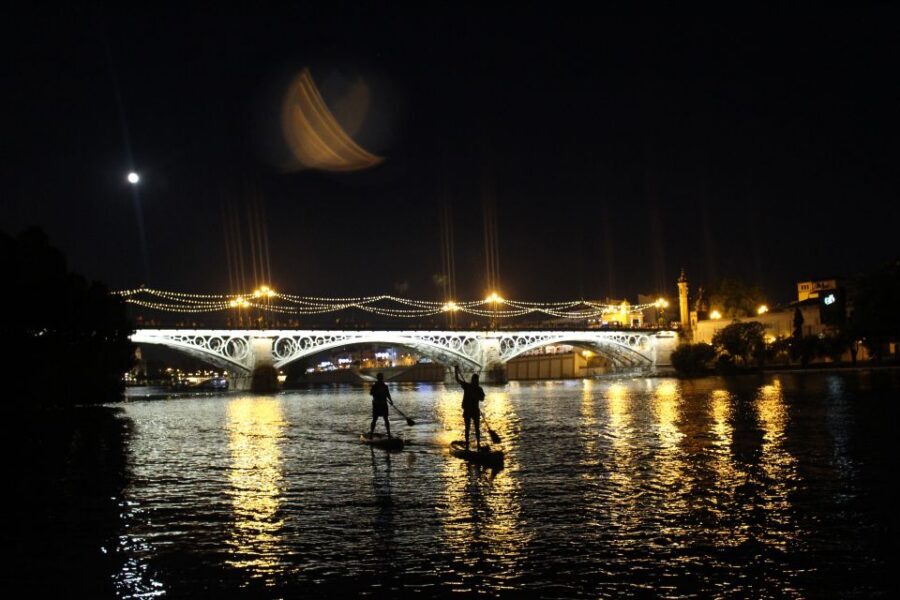 Seville: Sunset and Evening Paddle Boarding Tour - Sunset to full night: how the itinerary plays with the light