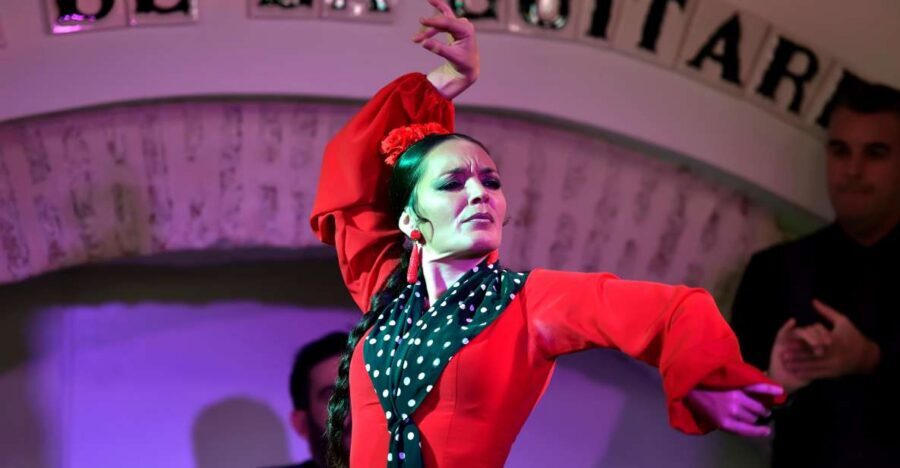 Seville: Ticket to Flamenco Show at La Casa de la Guitarra - Arriving at Casa de la Guitarra in Seville’s Santa Cruz