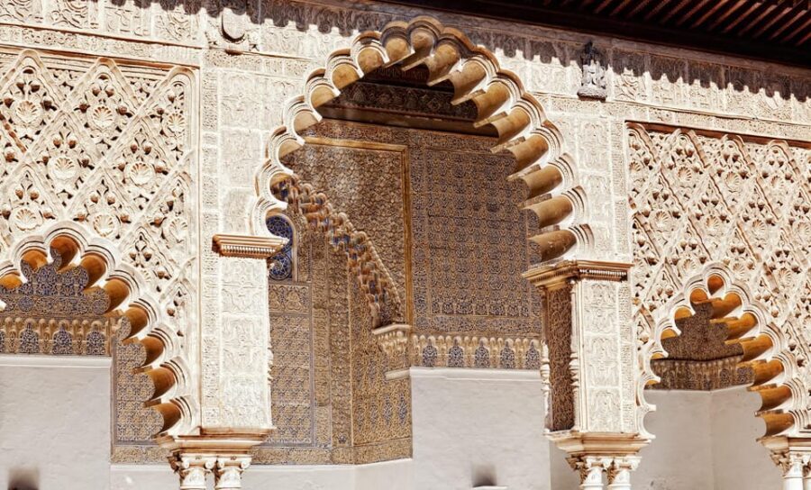 Seville: Tour Alcázar, Cathedral & Giralda Priority Access - Seville Cathedral: Gothic Scale and the Golden Altarpiece