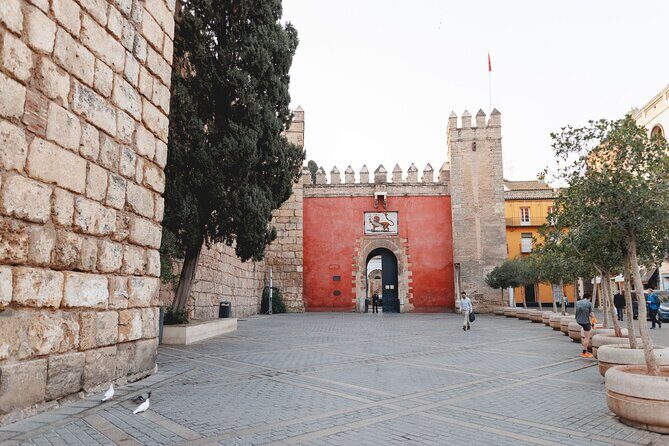 VIP Guided Seville Alcazar Pre-Opening, Cathedral & Old Town - Barrio Santa Cruz: finding the medieval streets without getting lost