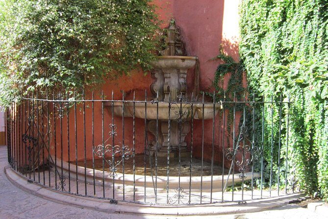 Walking tour through the old Jewish quarter of Santa Cruz. - Group Size, Pace, and Who This Tour Is Best For